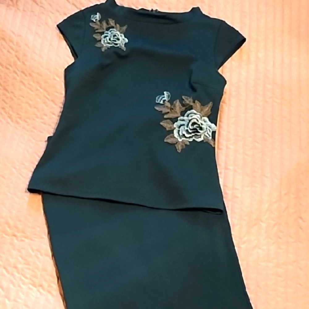 Elegant Dark Green Dress with Floral Embroidery
